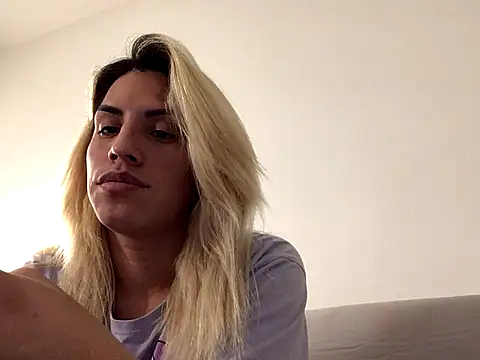 ESTRELLABERECHUCKY online show from November 20, 2025, 8:41 pm