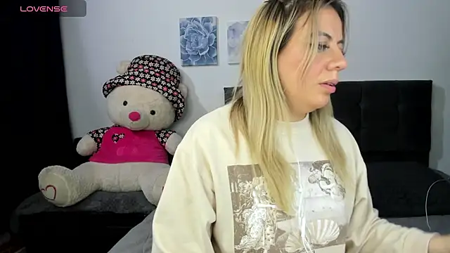 ariannawil online show from April 16, 2026, 12:11 am