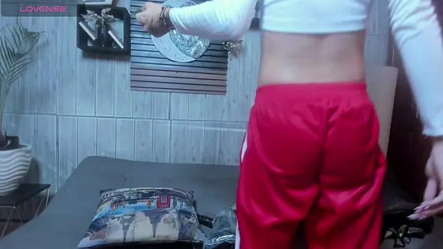 Melany 27 online show from December 17, 2025, 1:28 pm