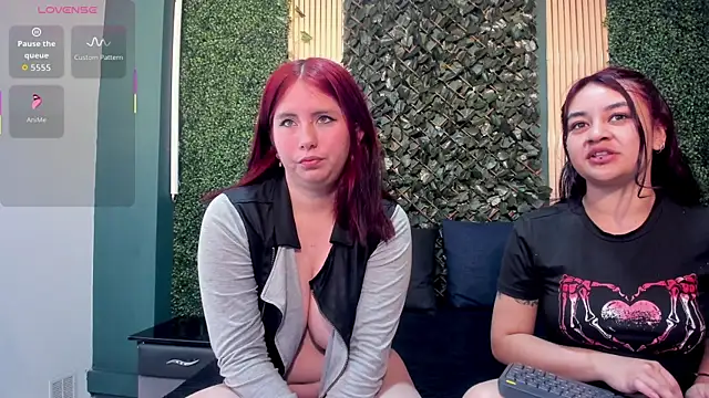 Lucy and Karoline online show from December 18, 2025, 1:06 pm