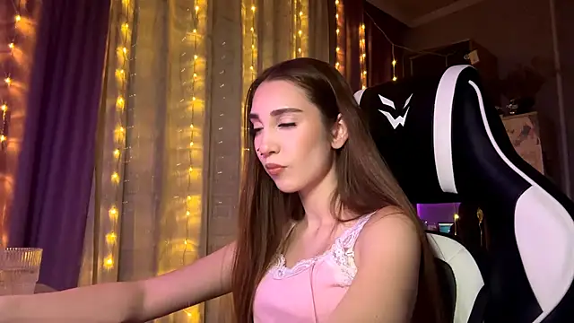 HollyPaw online show from December 20, 2025, 8:05 pm