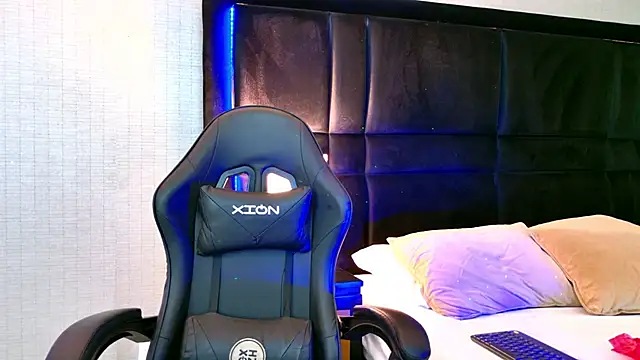 EllaEvanz online show from November 28, 2025, 8:00 pm