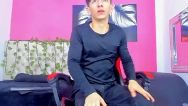 ElanGiraldo online show from November 19, 2025, 9:48 pm