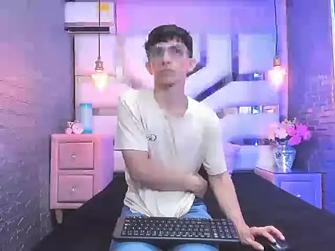 ElanGiraldo online show from April 12, 2026, 9:31 pm