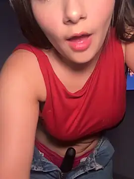 EmmiiGlow online show from January 6, 2026, 2:04 am