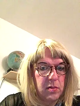 simone xdressing online show from November 5, 2025, 7:58 pm