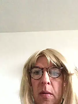 simone xdressing online show from February 22, 2026, 8:35 am