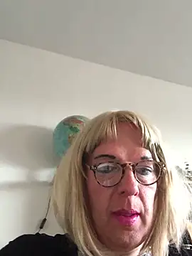 simone xdressing online show from April 19, 2026, 5:45 pm