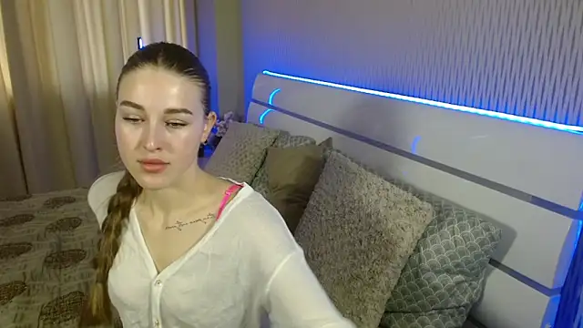 Snapshot of cutie_violet chatting on November 12, 2025, 7:42 am cutie violet online show from November 12, 2025, 7:42 am