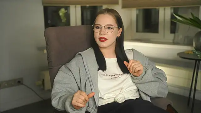 CrystaSvendsen online show from November 11, 2025, 12:49 pm