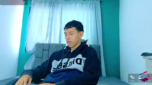 FelipeGonzalezz online show from November 19, 2025, 12:49 pm