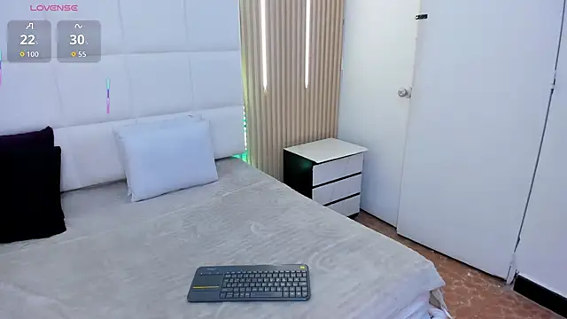 emilyandlea  online show from January 9, 2026, 7:37 pm