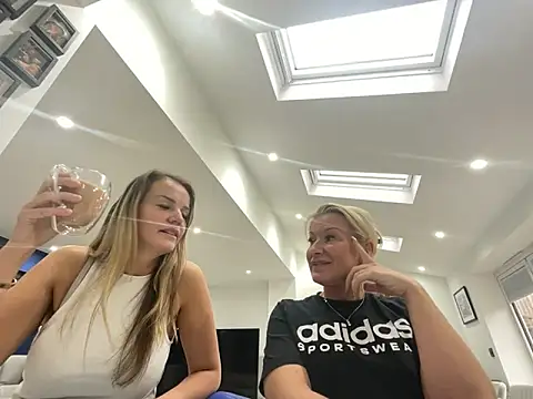 Cutebrowneyes  online show from November 12, 2025, 1:00 pm