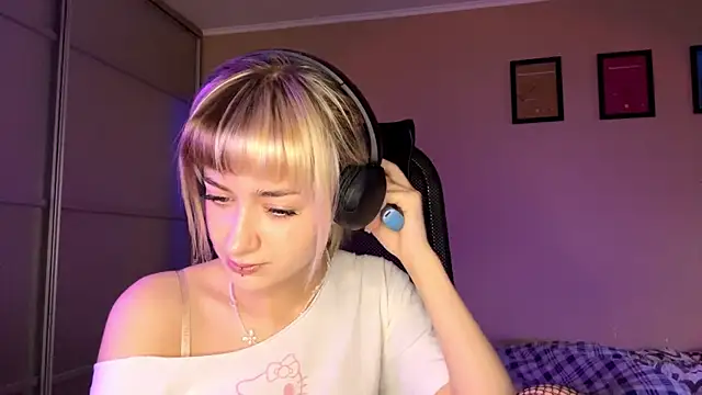 EmilySkyline online show from November 21, 2025, 5:06 am