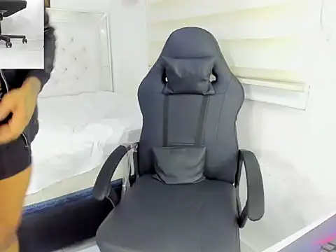 Snapshot of master_leather chatting on December 3, 2025, 6:50 pm master leather online show from December 3, 2025, 6:50 pm