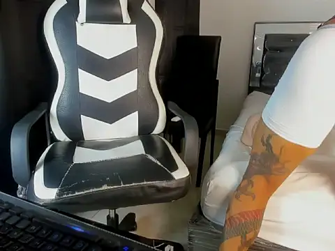 Snapshot of master_leather chatting on February 22, 2026, 9:24 pm master leather online show from February 22, 2026, 9:24 pm