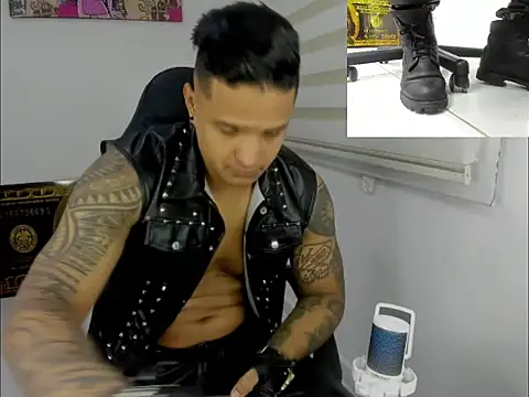 Snapshot of master_leather chatting on March 9, 2026, 11:42 pm master leather online show from March 9, 2026, 11:42 pm