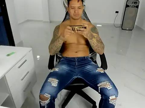 Snapshot of master_leather chatting on April 1, 2026, 3:51 am master leather online show from April 1, 2026, 3:51 am