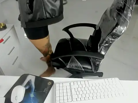 Snapshot of master_leather chatting on April 2, 2026, 4:15 pm master leather online show from April 2, 2026, 4:15 pm