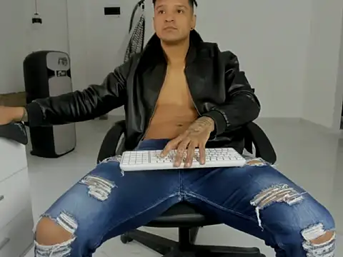 Snapshot of master_leather chatting on April 5, 2026, 6:38 pm master leather online show from April 5, 2026, 6:38 pm