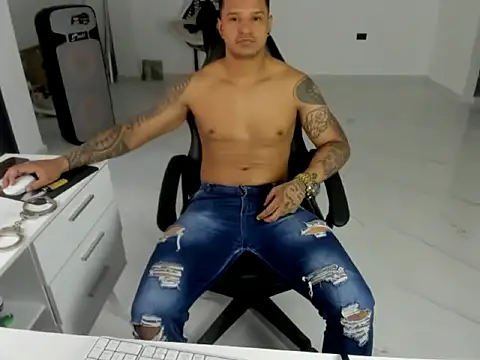 Snapshot of master_leather chatting on April 7, 2026, 3:23 pm master leather online show from April 7, 2026, 3:23 pm