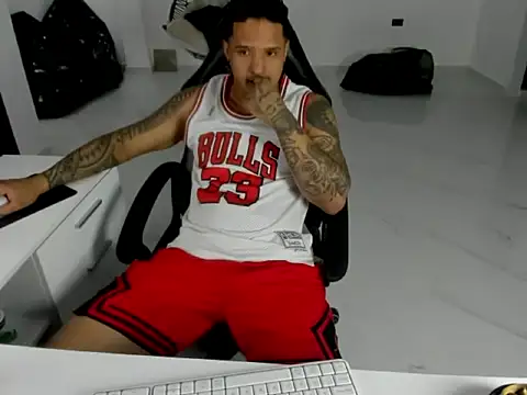 Snapshot of master_leather chatting on April 8, 2026, 3:28 am master leather online show from April 8, 2026, 3:28 am