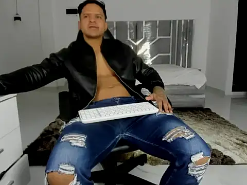 Snapshot of master_leather chatting on April 13, 2026, 11:16 am master leather online show from April 13, 2026, 11:16 am