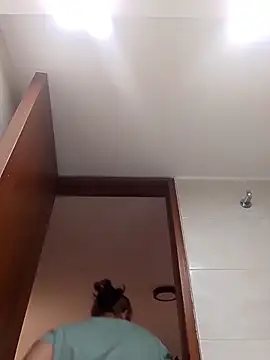 YiniBelle online show from April 6, 2026, 9:16 pm