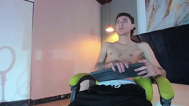 Xanderr owen2 online show from November 28, 2025, 8:33 pm