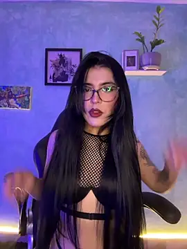 Snapshot of Cristal_Cerati_ chatting on December 19, 2025, 7:21 pm Cristal Cerati online show from December 19, 2025, 7:21 pm