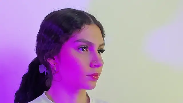 cloee20  online show from December 18, 2025, 2:39 am