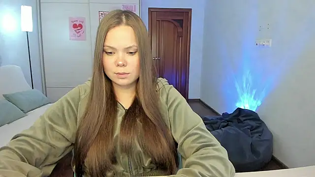 Snapshot of Kira_love_81 chatting on April 9, 2026, 4:12 am Kira love 81 online show from April 9, 2026, 4:12 am