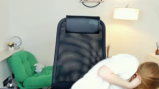 LavetaShiroma online show from November 23, 2025, 9:36 pm