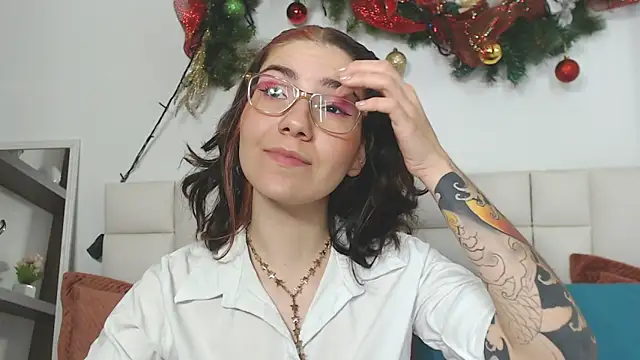 AriLumi online show from November 27, 2025, 7:49 pm