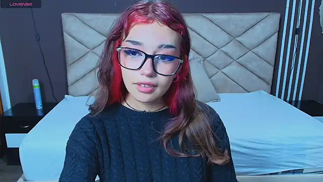 Snapshot of Laracooper_ chatting on November 17, 2025, 6:03 pm Laracooper online show from November 17, 2025, 6:03 pm