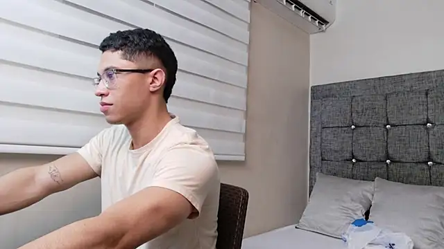 Snapshot of Chrix_Velez chatting on November 17, 2025, 7:41 pm Chrix Velez online show from November 17, 2025, 7:41 pm