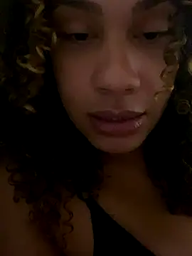 bonecaGigi online show from November 14, 2025, 4:38 pm