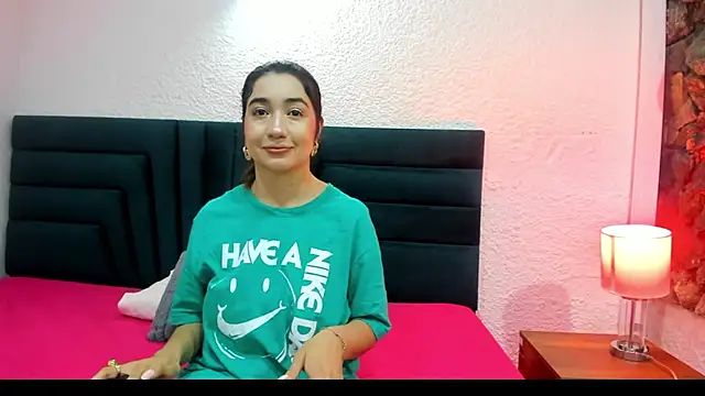 Snapshot of VictoriaRouge_ chatting on January 18, 2026, 4:05 am VictoriaRouge online show from January 18, 2026, 4:05 am