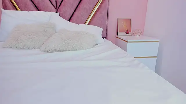 roxyflame  online show from December 19, 2025, 11:39 am