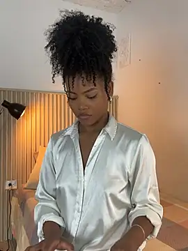 Snapshot of vanestraus chatting on February 17, 2026, 8:48 pm vanestraus online show from February 17, 2026, 8:48 pm