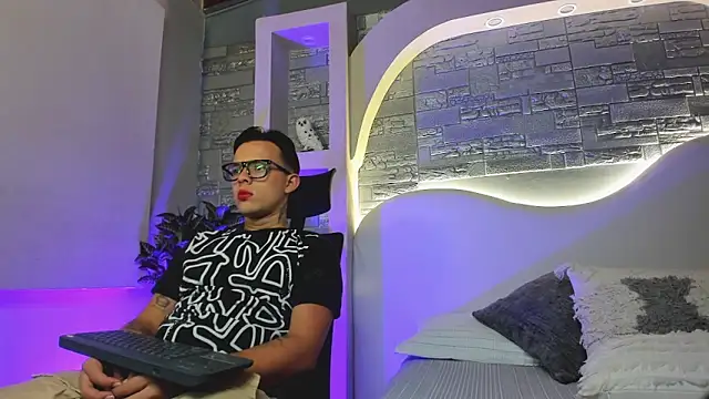 Valentino moretti online show from December 1, 2025, 1:05 pm