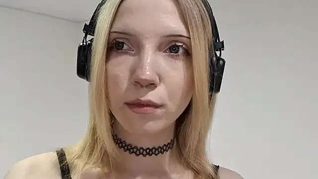 MarcieAragaki online show from November 16, 2025, 1:17 pm