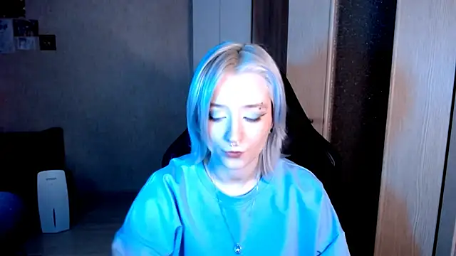 SophiaLur online show from November 25, 2025, 3:23 pm