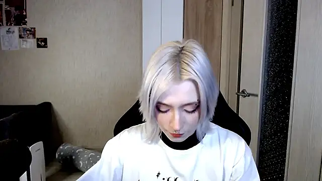 SophiaLur online show from November 30, 2025, 2:32 pm