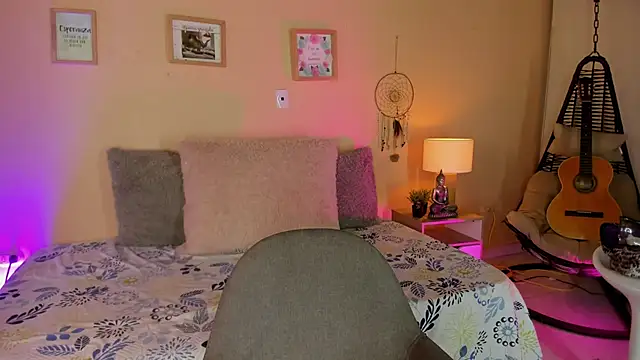 aghata jackson  online show from November 18, 2025, 2:54 pm