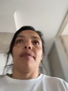 LaraDanverss online show from April 4, 2026, 9:01 pm