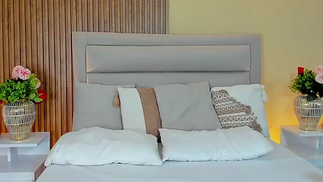 LondraBlush online show from February 12, 2026, 12:44 pm