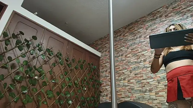 Snapshot of dania_ch chatting on November 16, 2025, 1:39 pm dania ch online show from November 16, 2025, 1:39 pm