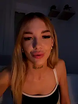 lunababy77 online show from November 24, 2025, 5:23 pm