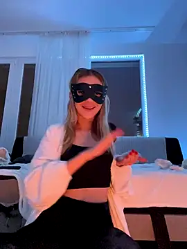 lunababy77 online show from December 18, 2025, 4:35 pm